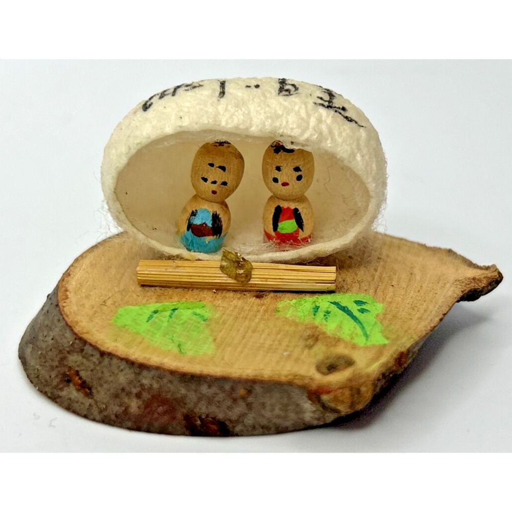 Vintage‎ Japanese Kokeshi Dolls Hut Figurine Hand-Painted Wood 2" SKU PB196/30